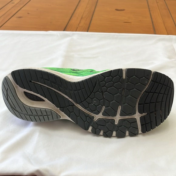New Balance x860v13. Men’s size 11 4E. Neon Green. They are in EUC. - Picture 4 of 7